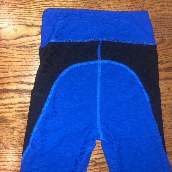 3-D texture leggings with side pockets - Picture 4 of 5